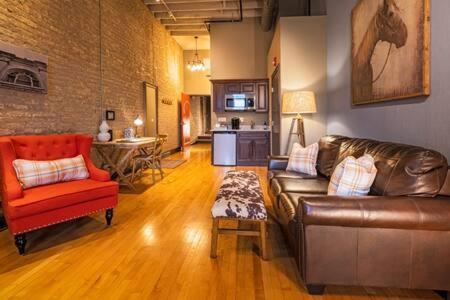 Hip Urban Loft-Small Town Charm-124 Lofts #2 West Dundee Exterior photo